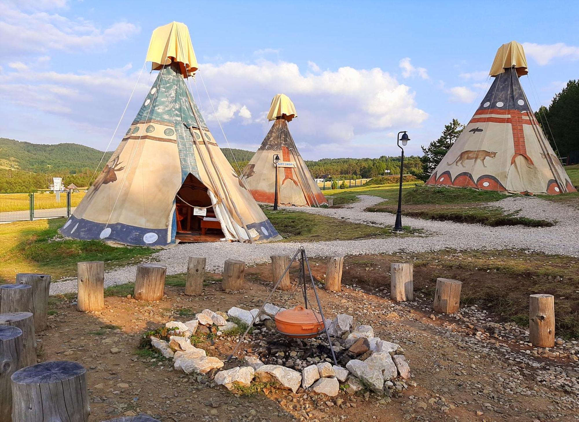 El Paso City, Zlatibor - Unique Wooden Cottages, Treehouse, Wild West Rooms, Accommodation 1-6 People Quarto foto