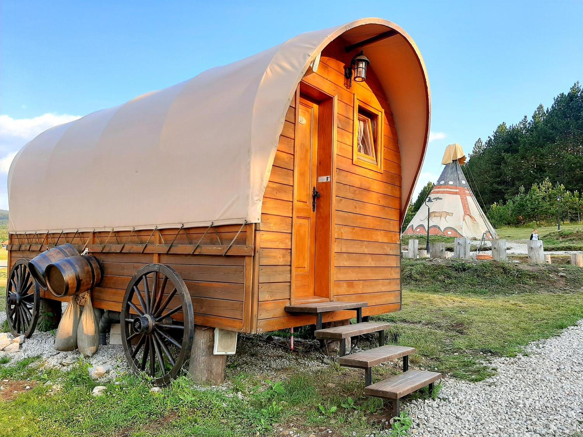 El Paso City, Zlatibor - Unique Wooden Cottages, Treehouse, Wild West Rooms, Accommodation 1-6 People Quarto foto
